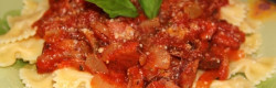Makaron z kiełbasą w sosie pomidorowym