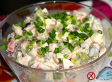 Sałatka z surimi i korniszonami