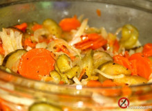 Surówka z gotowanej marchewki i ogórka kiszonego