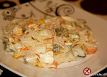 Sałatka z surimi i makaronem ryżowym