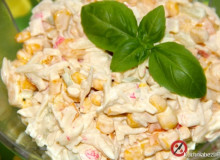 Sałatka z surimi i makaronem orzo