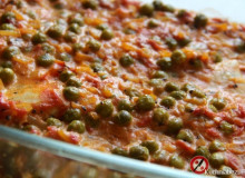Pierś z kurczaka zapiekana z pomidorami, mascarpone i zielonym groszkiem