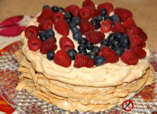 Tort bezowo-kawowy z malinami i borówką amerykańską