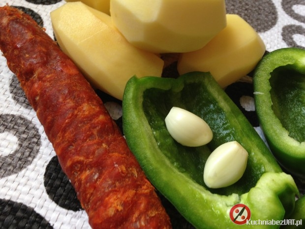 Pikantna zupa z chorizo